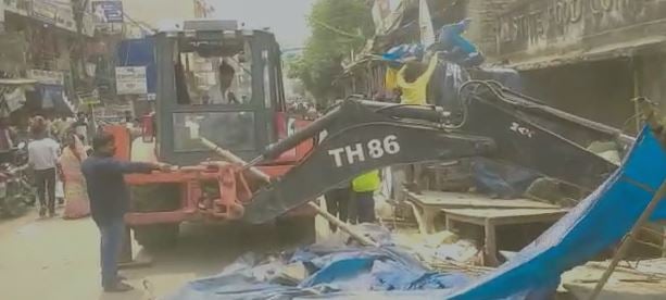 अवैध निर्माण के खिलाफ बुलडोजर लेकर सड़क पर उतरी पुलिस, बाजार में हड़कंप