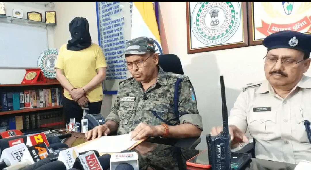 नक्सलियों के नाम पर रंगदारी मांगने वाला कुख्यात अपराधी चढ़ा पुलिस के हत्थे, 6 हाईटेक मोबाइल बरामद