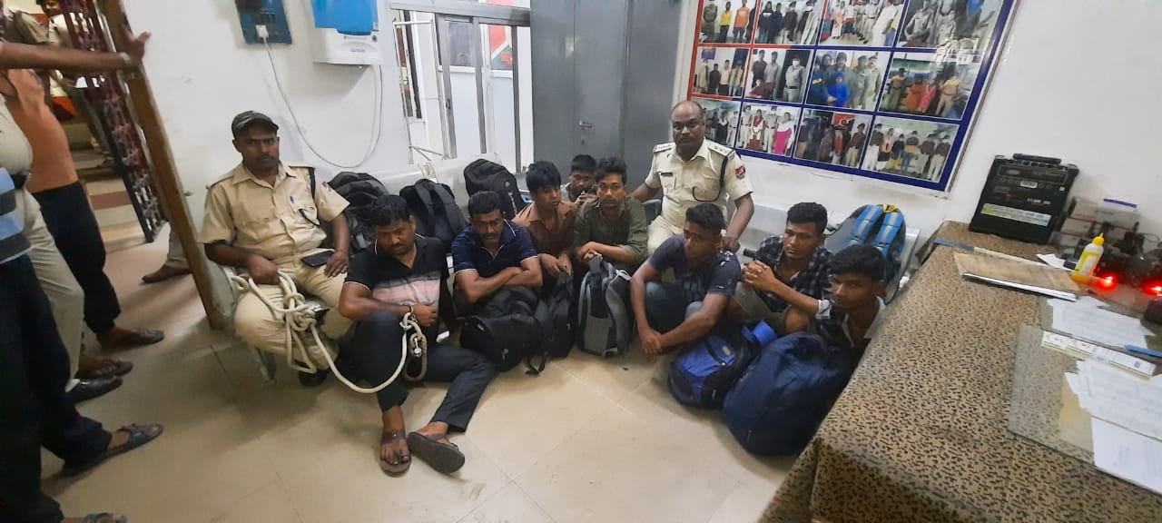 BREAKING: होटल में आरपीएफ का रेड,  ट्रेन में चेन छिनतई करने वाले 8 गिरफ्तार