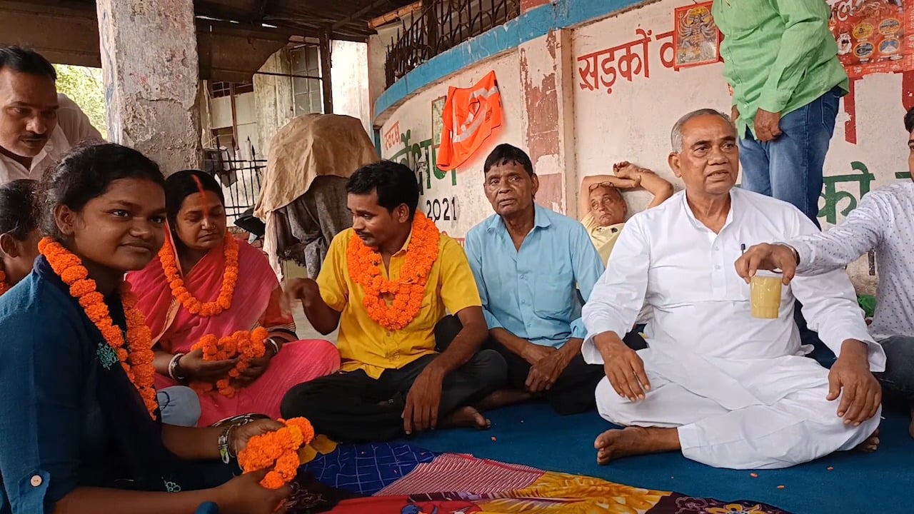 न्याय की जीत :   26 दिन बाद पीडि़त परिवार का टूटा अनशन,  दुकान के सामने से हटा ईंट और टैंकर,