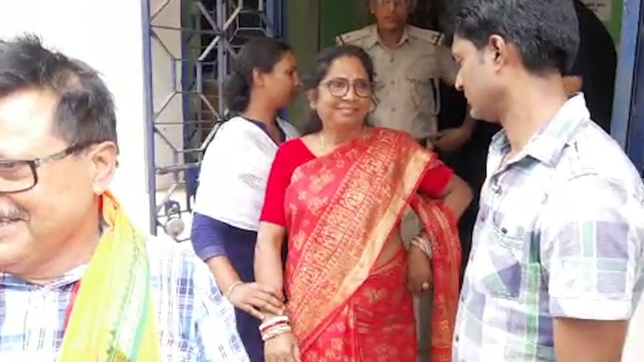 BREAKING :   डीसीएलआर कार्यालय की दो महिला कर्मी को रिश्वत लेते रंगे हाथ एसीबी ने दबोचा