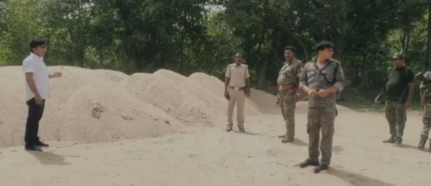 अवैध बालू के खिलाफ छापेमारी, दो ट्रैक्टर सहित डम्प बालु जब्त