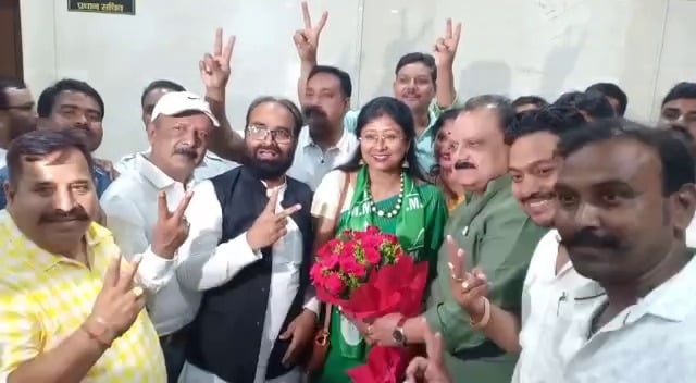 झामुमो प्रत्याशी महुआ माजी ने भरा नामांकन पर्चा, सीएम समेत कई मंत्री-विधायक रहे मौजूद