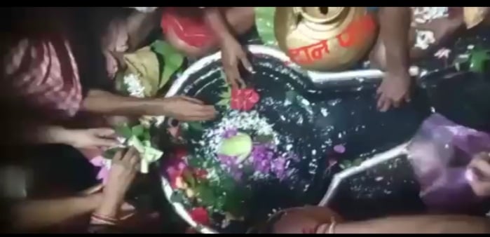 बोल बम के नारों से गूंजा बाबा का मंदिर परिसर, ई-पास के जरिये आम श्रद्धालुओं का प्रवेश शुरू