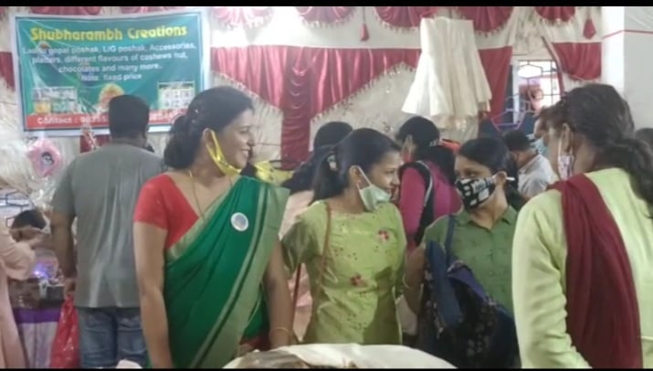 मारवाड़ी युवा मंच ने गरीबों के लिए लगाया परिधानों का मेला,  बडी संख्या में महिलाएं पहुंच रही खरीददारी के लिए