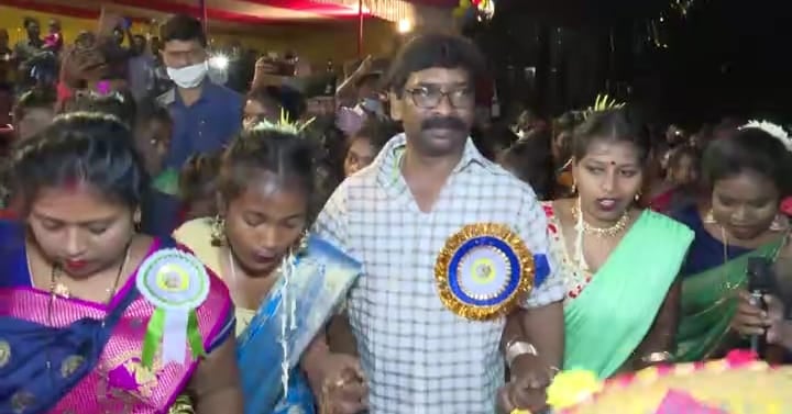 करमा पर्व : मांदर की थाप पर महिलाओं के साथ जम कर थिरके सीएम हेमंत सोरेन