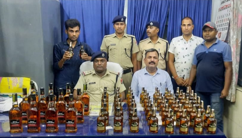 आरपीएफ कोडरमा को मिली सफलता, 70 बोतल अंग्रेजी शराब के साथ एक तस्कर गिरफ्तार