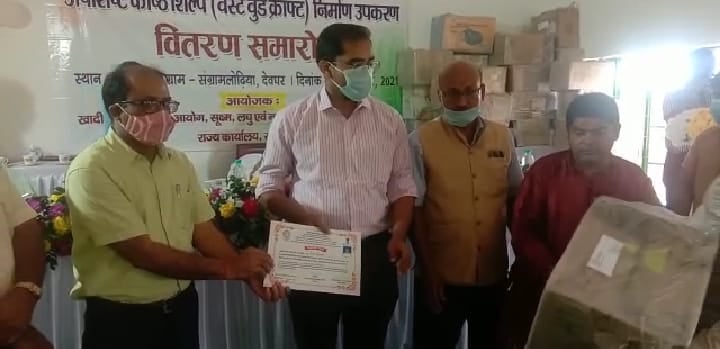 वुड  क्राफ्ट के माध्यम से बेकार पड़ी लकडियों से भी बना सकते हैं उपयोगी सामान, कारगरों को मिला प्रशिक्षण