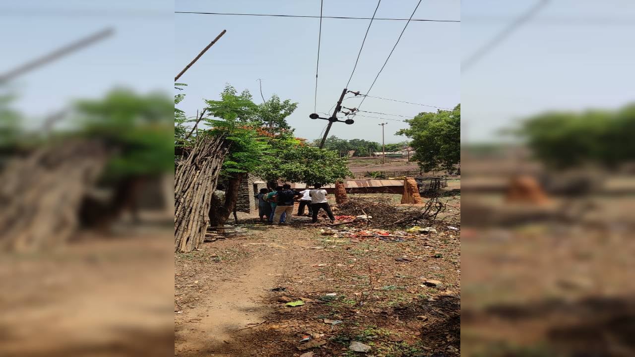 लापरवाही :  बड़ी दुर्घटना को आमंत्रण दे रहा बिजली का खंभा, सूचना के बाद बिजली विभाग नहीं हुआ सक्रिय