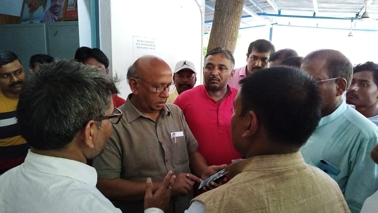 पीडीएस एसोसिएशन अपनी समस्या को लेकर पहुंचे विधायक आवास कार्यालय, सभी डीलर अनिश्चित काल के लिए बैठे धरने पर