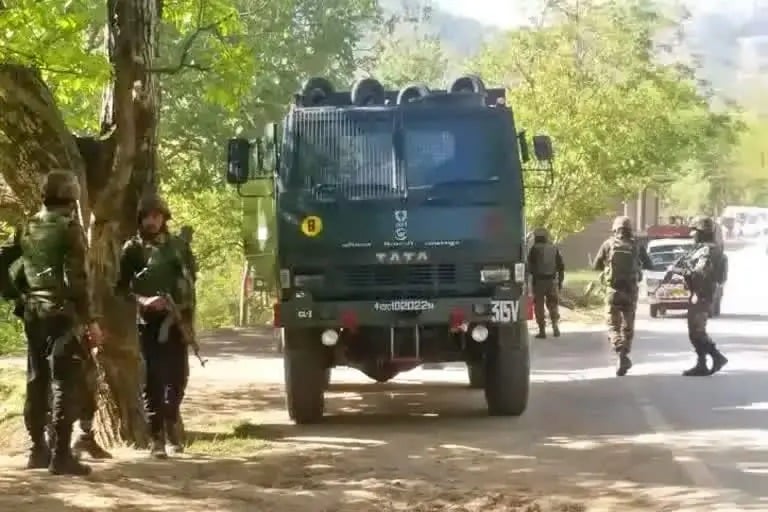 जम्मू कश्मीर के अनंतनाग में मुठभेड़: हिजबुल मुजाहिदीन का एक कमांडर मारा गया, तीन जवान जख्मी