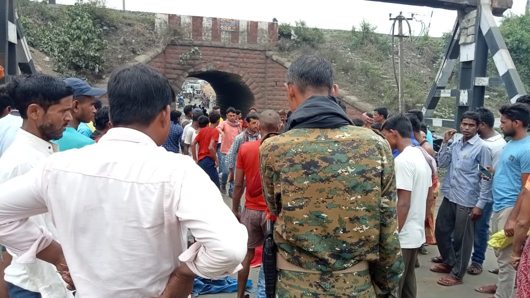 DHANBAD: कतरास गौशाला पुल के पास टेलर ने महिला को रौंदा
