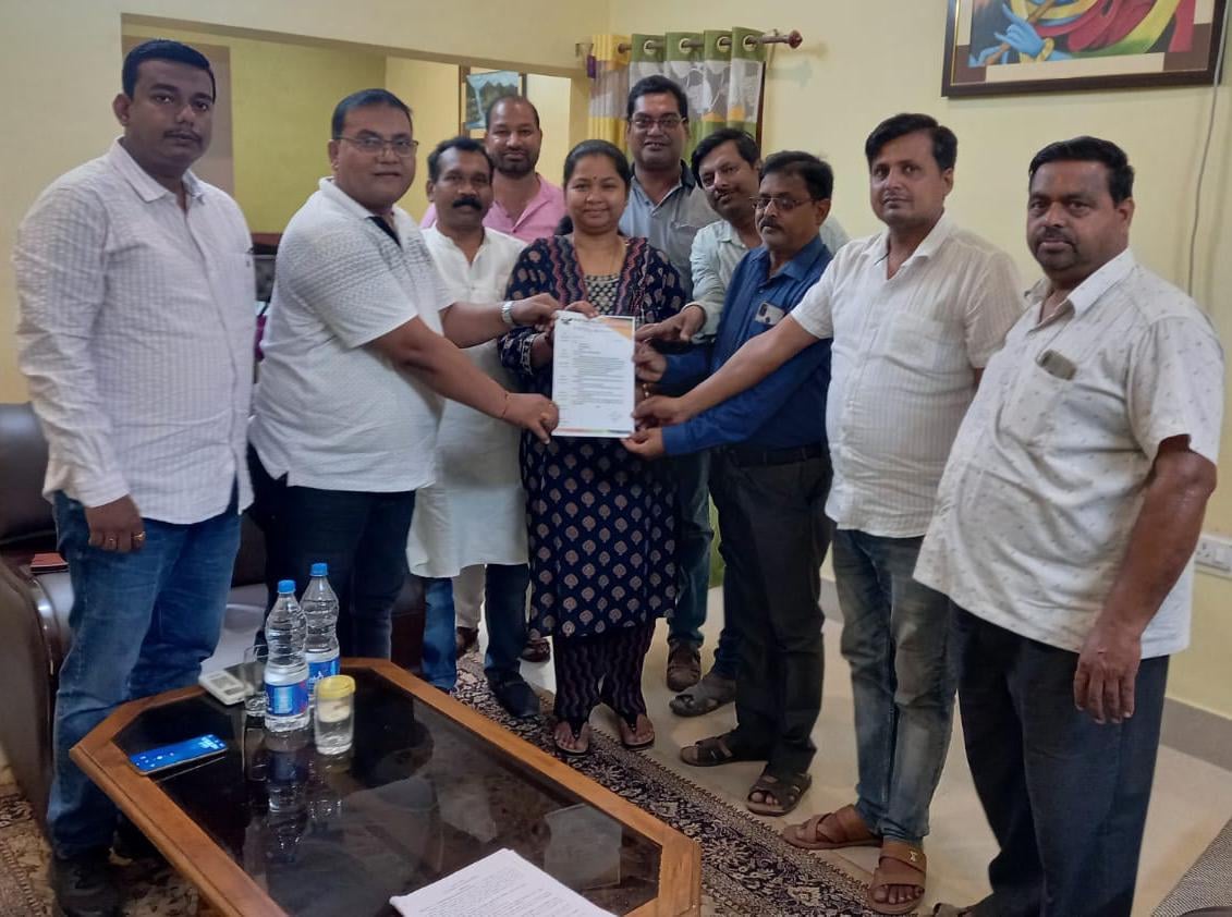 CHAIBASA: होल्डिंग टैक्स में 3 से 5 गुना वृद्धि के निर्णय को वापस ले सरकार, चैंबर ने मधु और गीता कोड़ा को सौंपा ज्ञापन