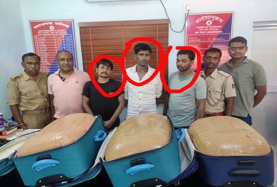 CHAIBASA:  45 किलो गांजे के साथ तीन आरोपी गिरफ्तार, ऑपरेशन नारकोस टीम की सफलता