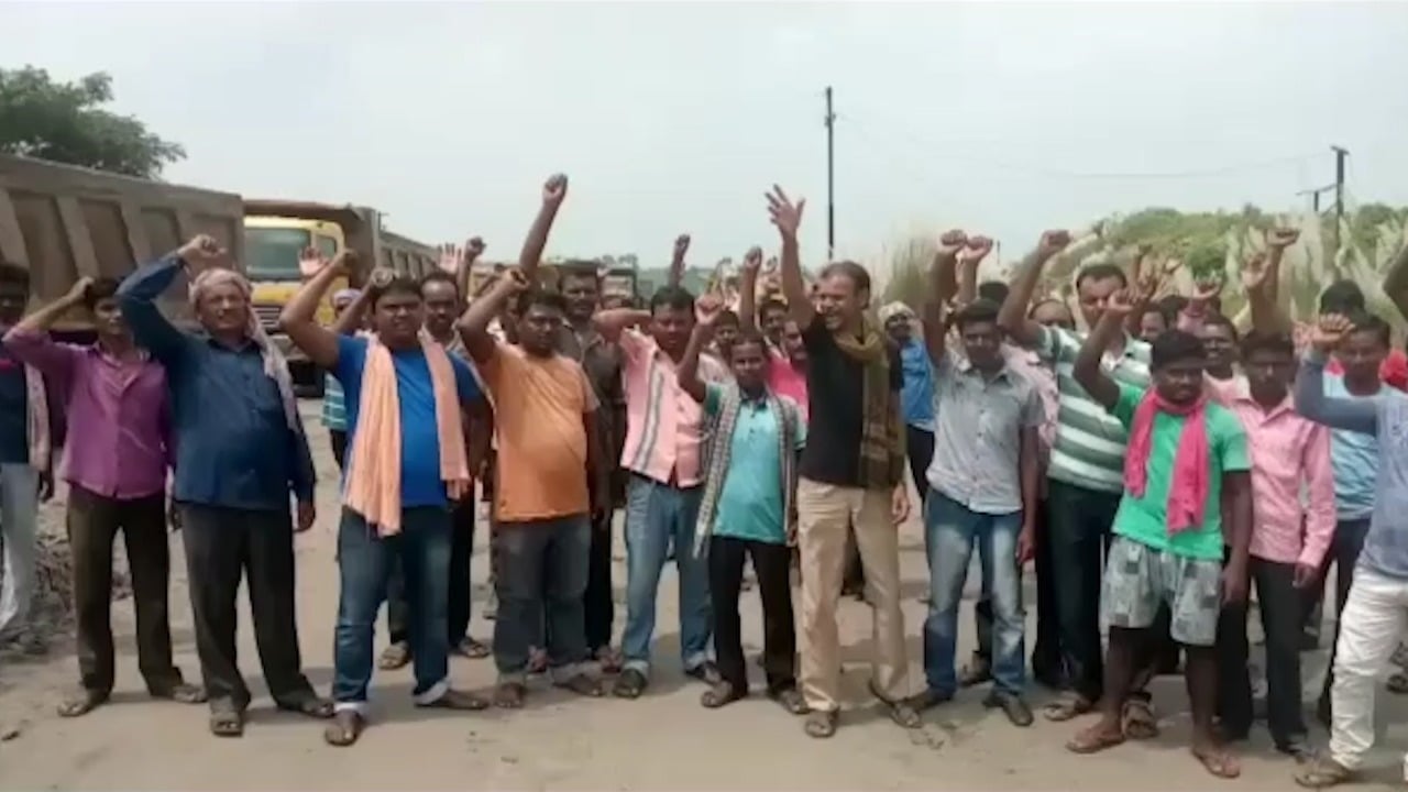 प्रबंधन के मनमाने रवैए के विरोध में आउटसोर्सिंग मजदूरों ने  कामकाज किया ठप