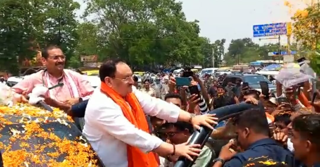 भाजपा के राष्ट्रीय अध्यक्ष बनने के बाद पहली बार रांची पहुंचे जेपी नड्डा, ठेठ झारखंडी अंदाज में हुआ स्वागत