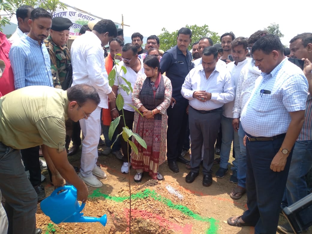 JAMSHEDPUR : मानगो क्षेत्र में खुला स्मृति वन पार्क, उद्घाटन पर बोले स्वास्थ्य मंत्री बन्ना गुप्ता- एकजुट होकर करें पर्यावरण की रक्षा