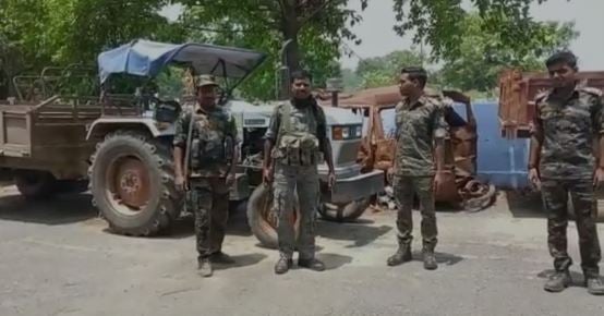 BOKARO: बालू से लदे दो ट्रैक्टर जब्त, पुलिस की कार्रवाई से हड़कंप