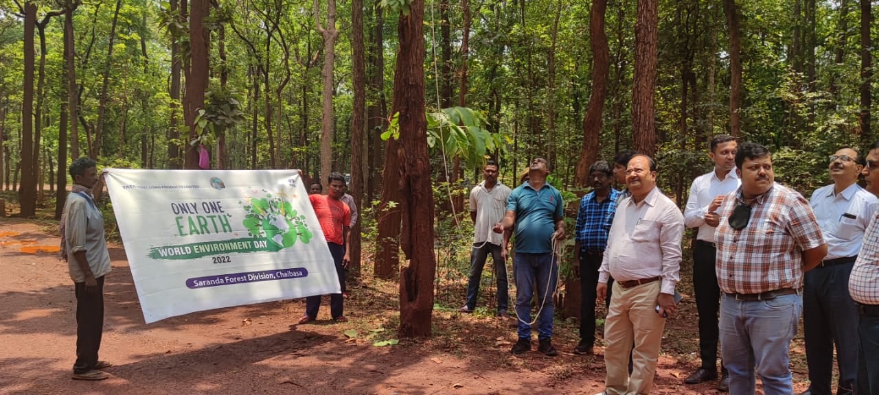 सारंडा में मनाया गया पर्यावरण दिवस,  ग्रामीणों ने की नाका लगाने की मांग