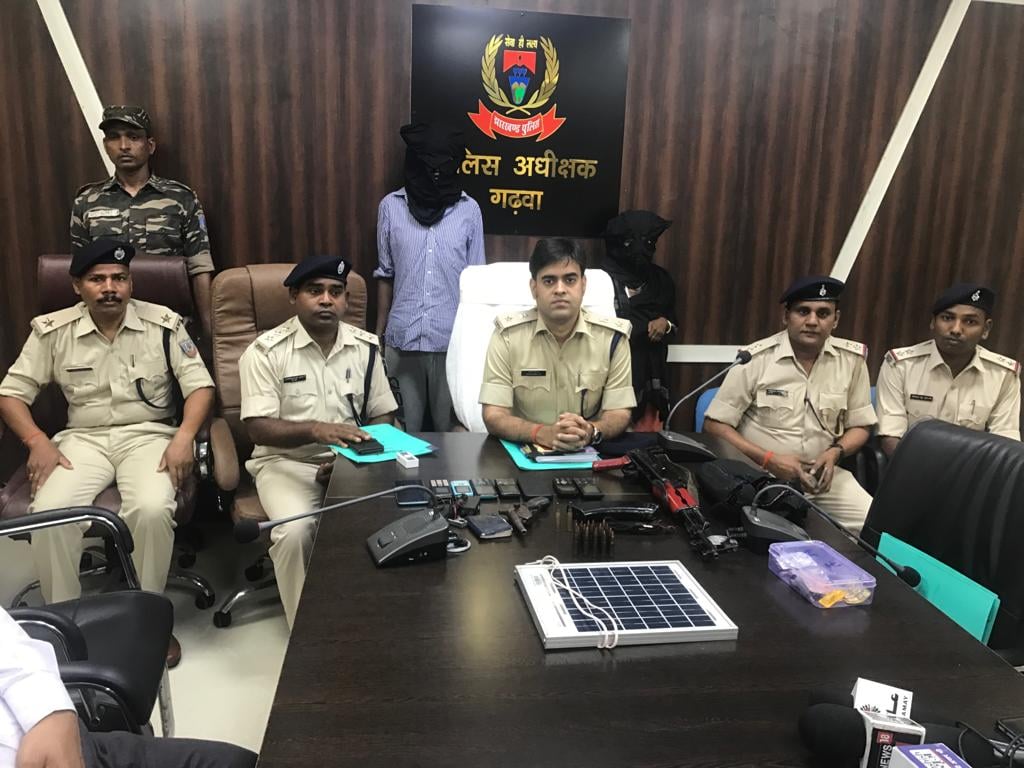 BIG BREAKING : प्रेमिका के साथ हार्डकोर नक्सली गिरफ्तार, AK 47 राइफल के साथ कई और हथियार बरामद
