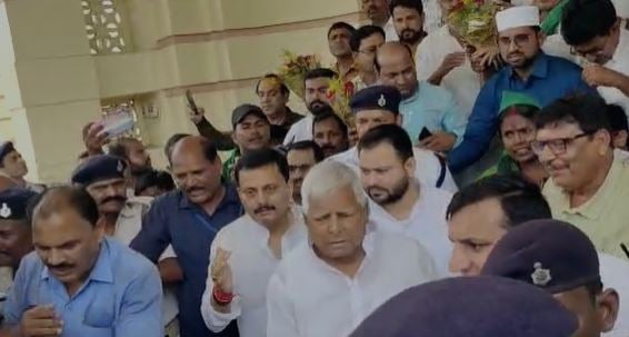 BIHAR : अपने तीनों MLC प्रत्याशी का नामांकन कराने विधानसभा पहुंचे राजद सुप्रीमो लालू प्रसाद यादव