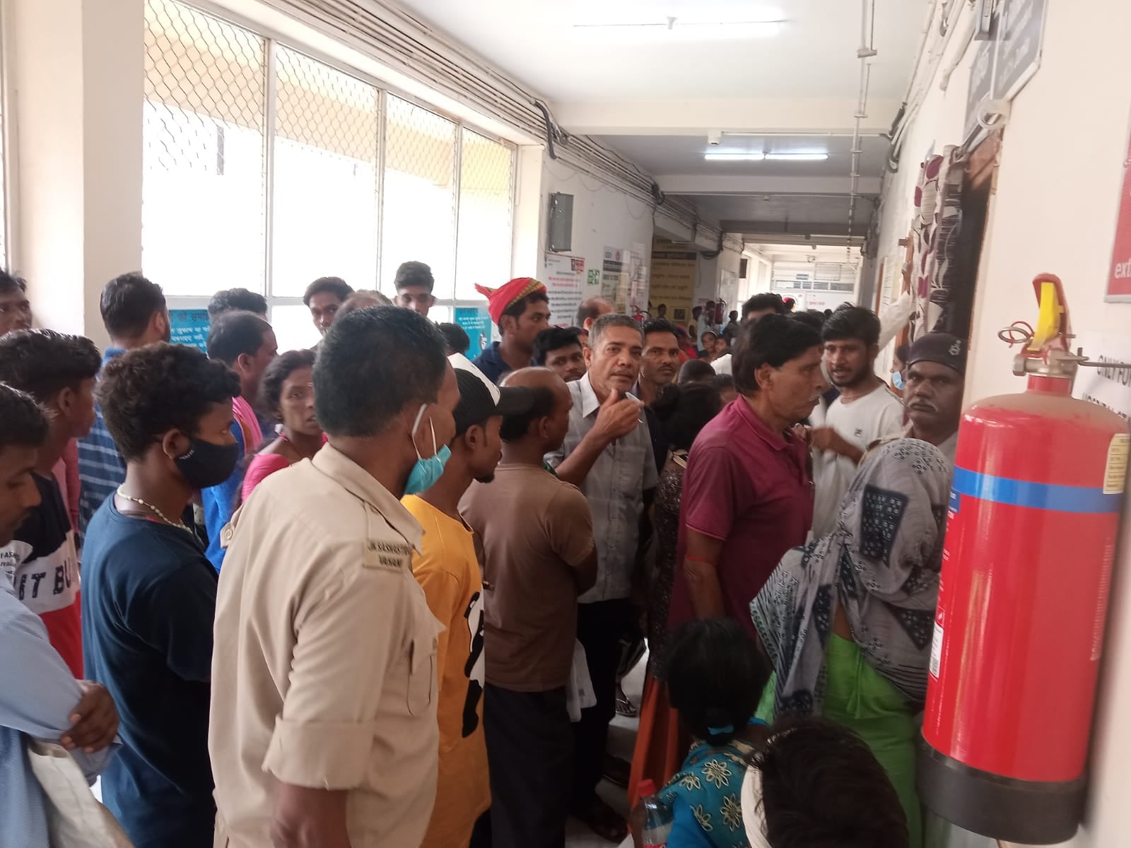 फूलो-झानो मेडिकल कॉलेज एंड हॉस्पिटल में अल्ट्रासाउंड नहीं होने पर भड़के लोग, किया हंगामा