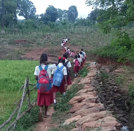 सारंडा-कथा: इंतजार ही करते रहे गए बच्चे, नहीं आई स्कूल बस - परीक्षा से वंचित हो गए कई गांव के Students