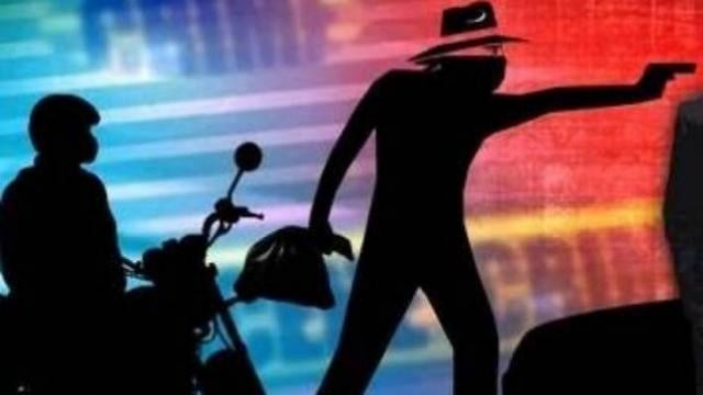 Breaking:  राजधानी के डेली मार्केट में दिन दहाड़े लूट, अपराधियों की फ़ायरिंग में दो घायल
