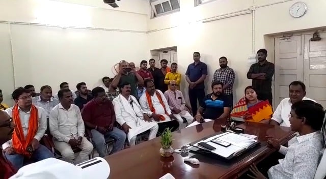 बिजली की अनियमित आपूर्ति से परेशान कोयलांचल वासी, जीएम से मिले भाजपा नेता, समस्या से करवाया अवगत
