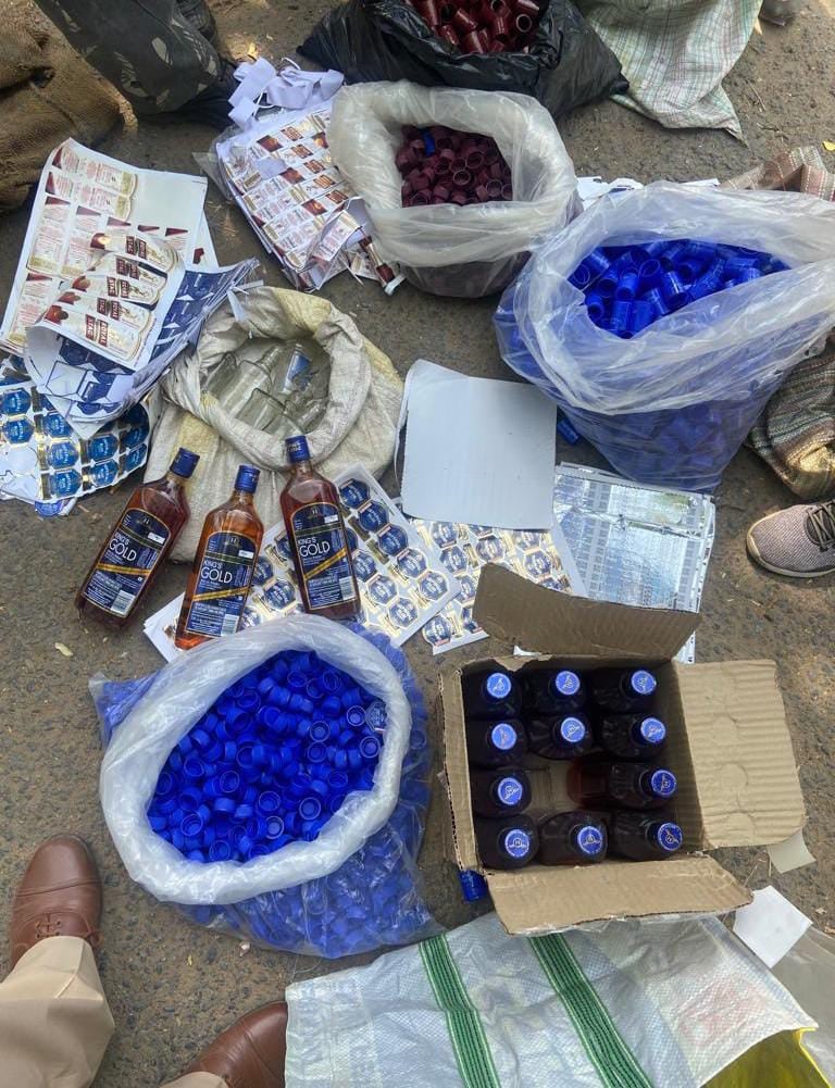 पलामू: अंग्रेजी शराब की अवैध फैक्ट्री पकड़ाई, 48.75 वाइन बरामद