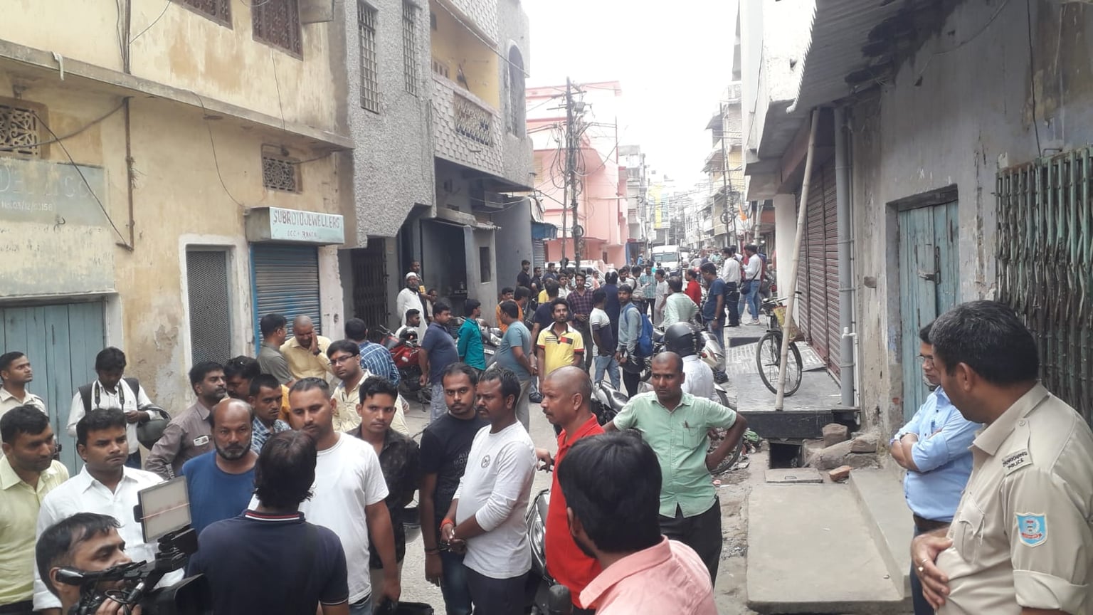 दोपहर में लुटेरे ने मारी गोली, शाम में आखिर जेवर कारोबारी ने तोड़ दिया दम