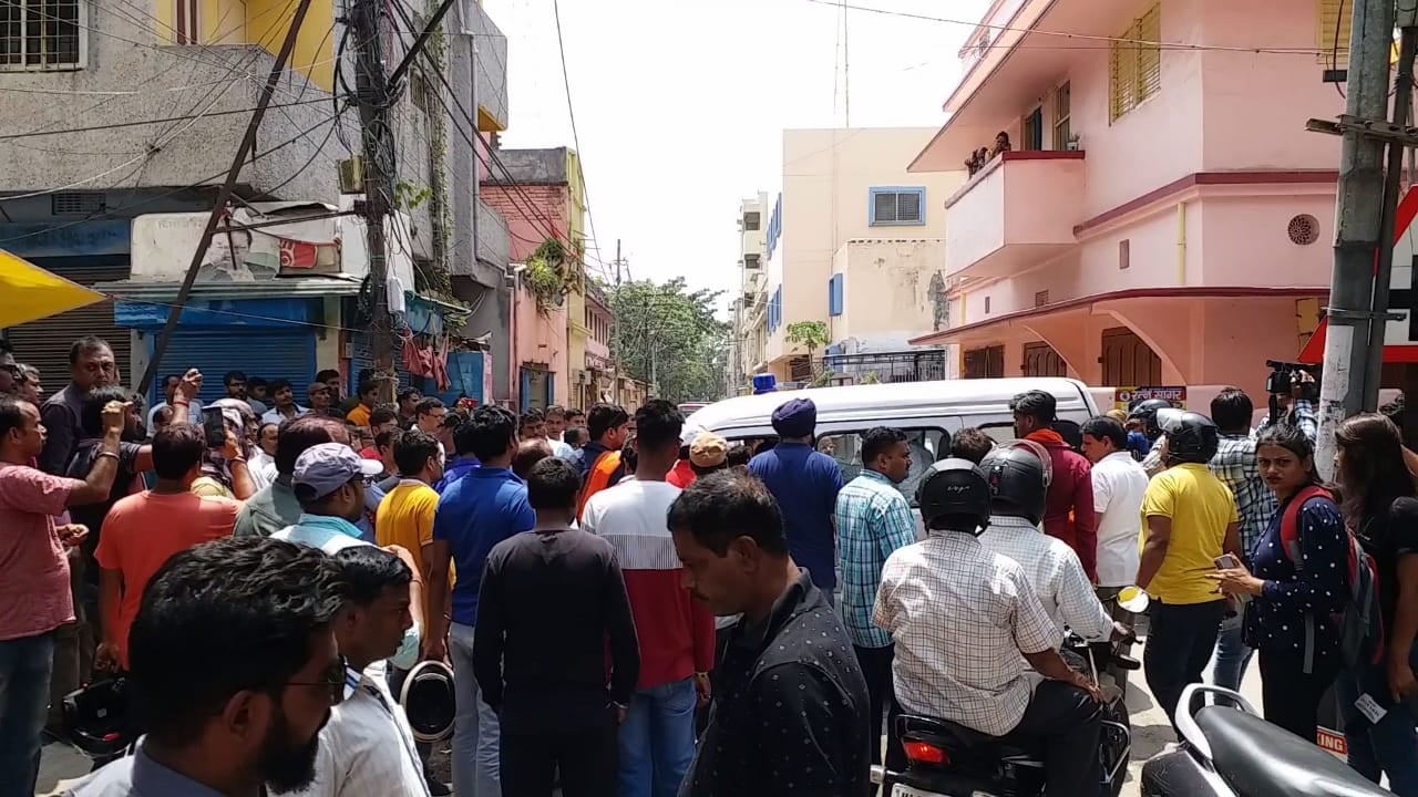 जेवर कारोबारी की हत्या के विरोध में सड़क पर उतरे लोग, शव के साथ प्रदर्शन