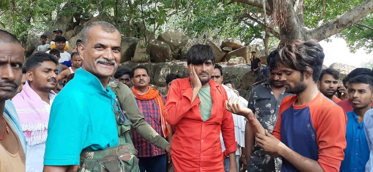 मवेशी चोरों की गांववालों ने कर दी जमकर धुनाई, वाहन को फूंक डाला