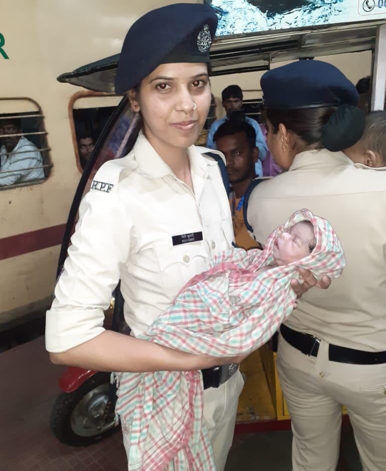 मानवता की मिसाल: चलती ट्रेन में महिला का सुरक्षित प्रसव,लोग कर रहे मानवता की तारीफ