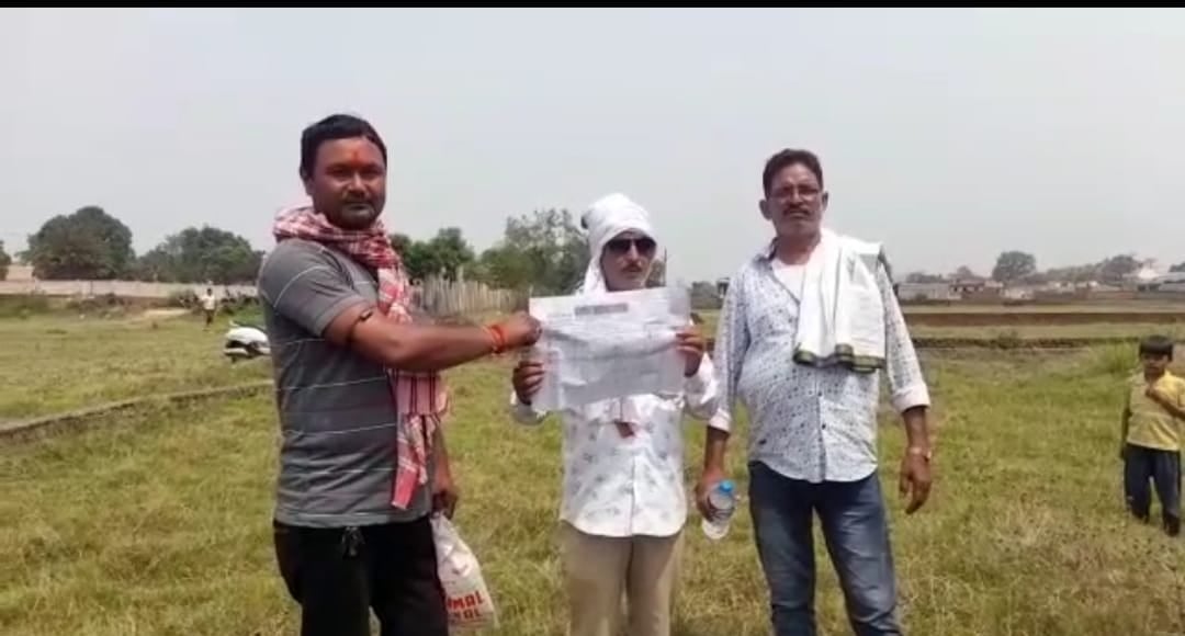 JAMSHEDPUR: जमीन नापी के दौरान आपस में ही भिड़ गए दो लोग, पुलिस ने कराया शांत