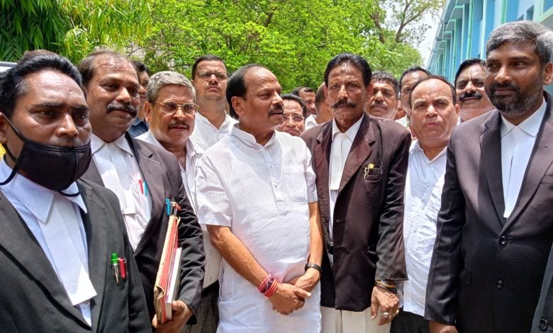 भाजपा कार्यकर्ताओं को फरार कराने के मामले में रघुवर दास को कोर्ट ने दी क्लीन चिट, सभी आरोपी हुए बरी