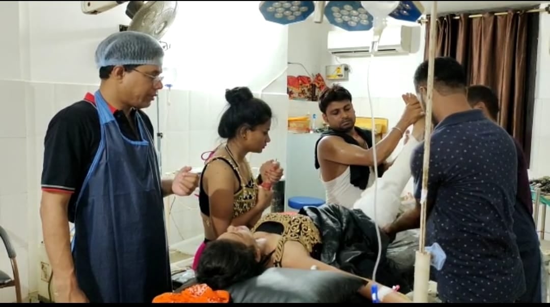 बरात में खुशी में की गई फायरिंग का डांसर को उठाना पड़ा खमियाजा, जख्मी हालत में अस्पताल में भर्ती