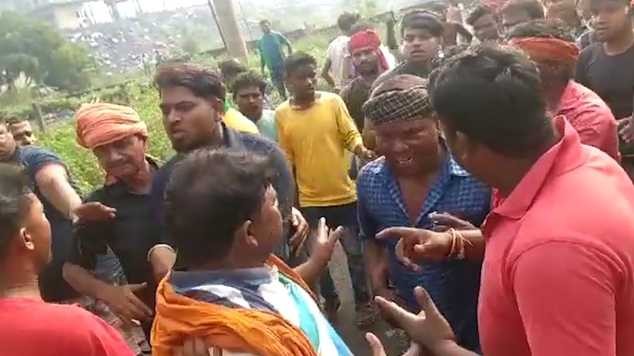 पुलिस की मौजूदगी में जलेश्वर और ढुल्लू के समर्थक फिर आपस में भिडे़, एक जवान सहित 10 घायल
