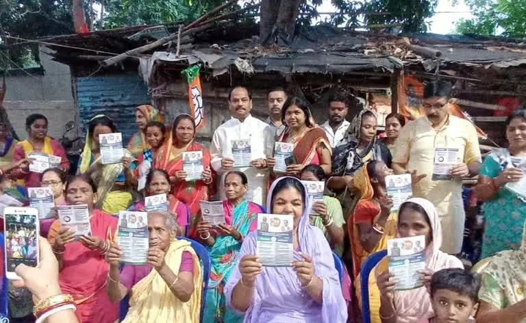 बिना किसी भेदभाव के हर वर्ग को मिल रहा मोदी सरकार की योजनाओं का लाभ: रघुवर दास