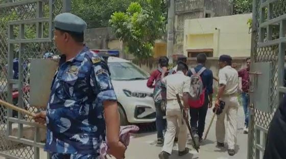 डाटा एंट्री ऑपरेटर के अभ्यर्थियों ने किया हंगामा, बेल्‍ट्रॉन भवन के सामने नियुक्ति की कर रहे मांग