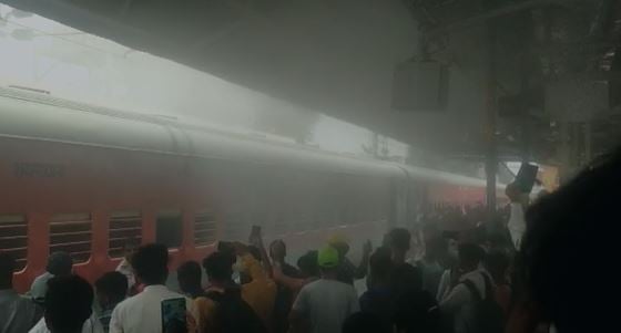 बांका-राजेंद्रनगर इंटरसिटी एक्सप्रेस ट्रेन में लगी आग, लोगों में अफरा-तफरी