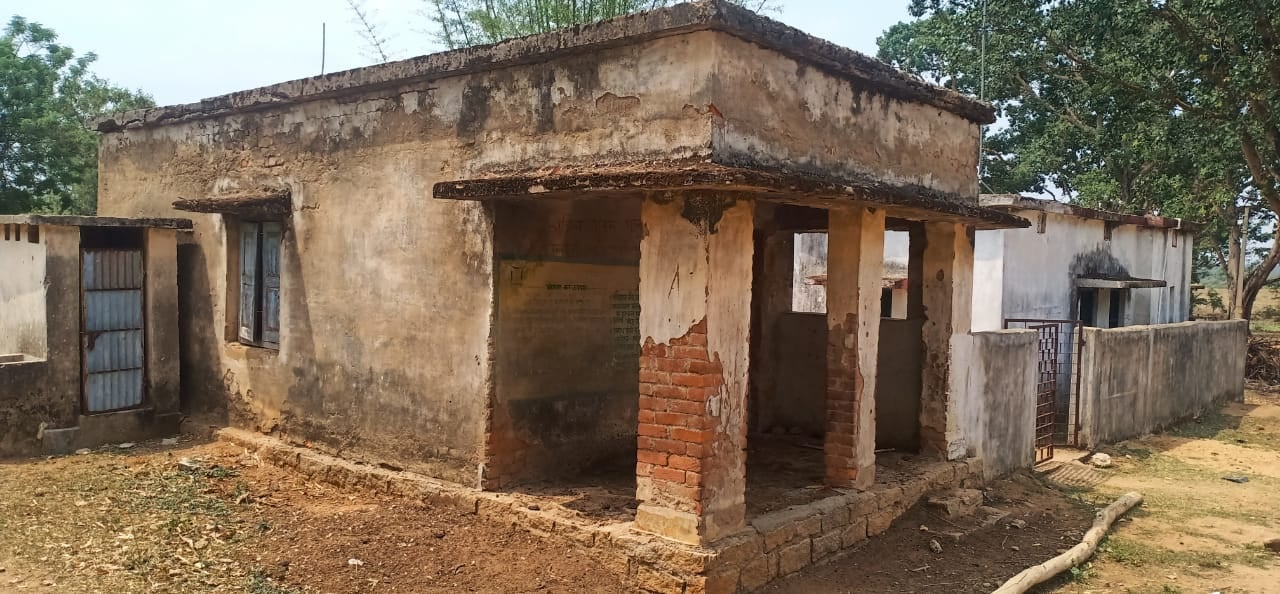 न खिड़की, ना दरवाजा, पेयजल और शौचालय का भी टोटा -गाय का गुहाल बना आंगनबाड़ी