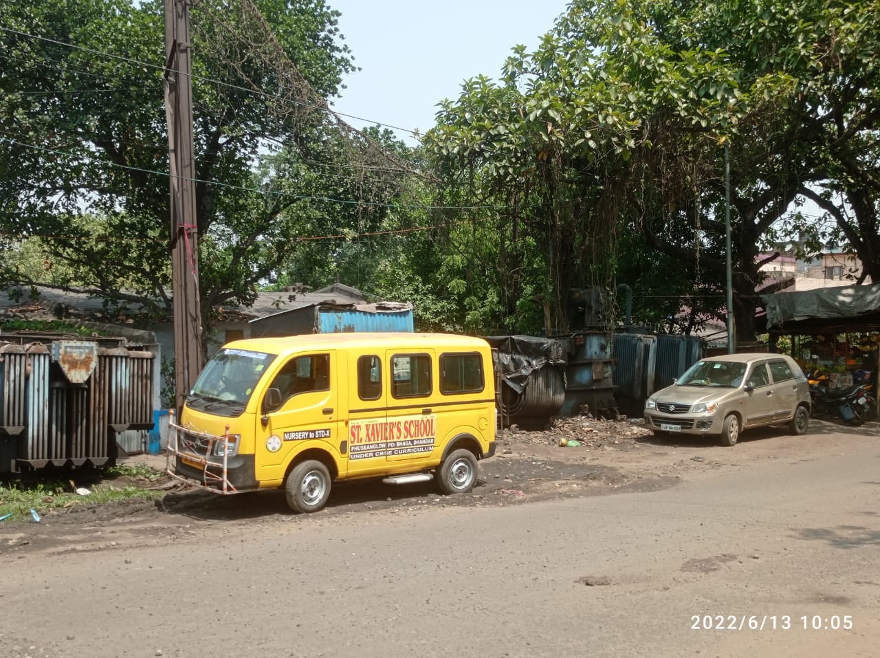 हादसों को दावत दे रही सड़क के अतिक्रमण को हटाने के लिए प्रशासन ने कसी कमर