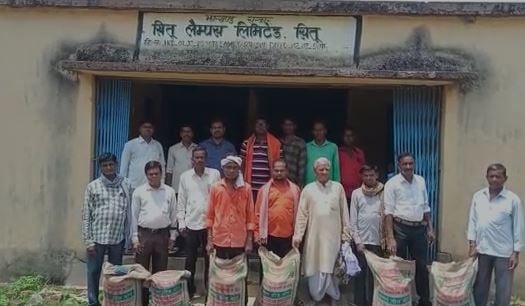 SARAIKELA: अनुदानित दर पर दिया गया धान बीज, किसानों ने ली राहत की सांस