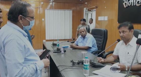 गोपालगंज: बढ़ते कोरोना संक्रमण को लेकर जिला प्रशासन अलर्ट, स्वास्थ्य विभाग के अधिकारियों के साथ की समीक्षा बैठक