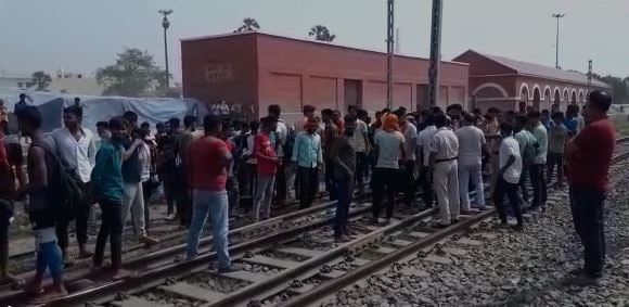 बिहार में सेना की अग्निपथ स्कीम का विरोध,   रेल पर पथराव, सड़क जाम कर युवा कर रहे प्रदर्शन