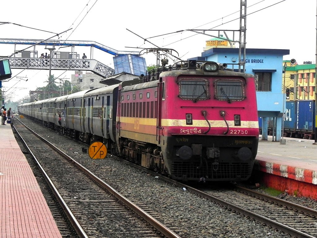 अगर आप भी छुट्टियों में सैर-सपाटे की कर रहे प्लानिंग, तो जल्द करें टिकटों की बुकिंग, नहीं तो हो सकती  है परेशानी