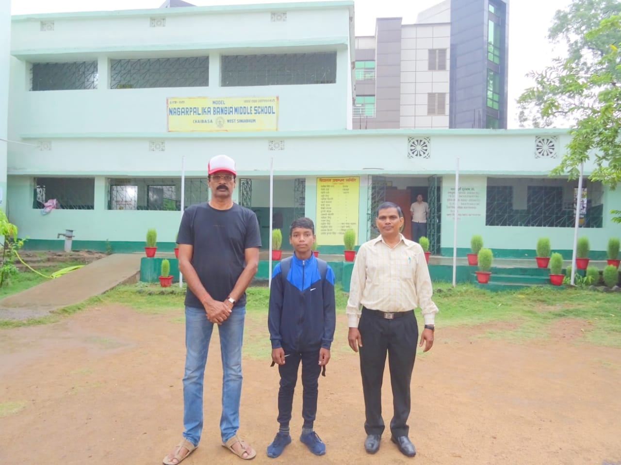 CHAIBASA: सातवीं का छात्र चाड़ा बिरूली राष्ट्रीय योग ओलंपियाड में लेगा भाग, दिल्ली रवाना