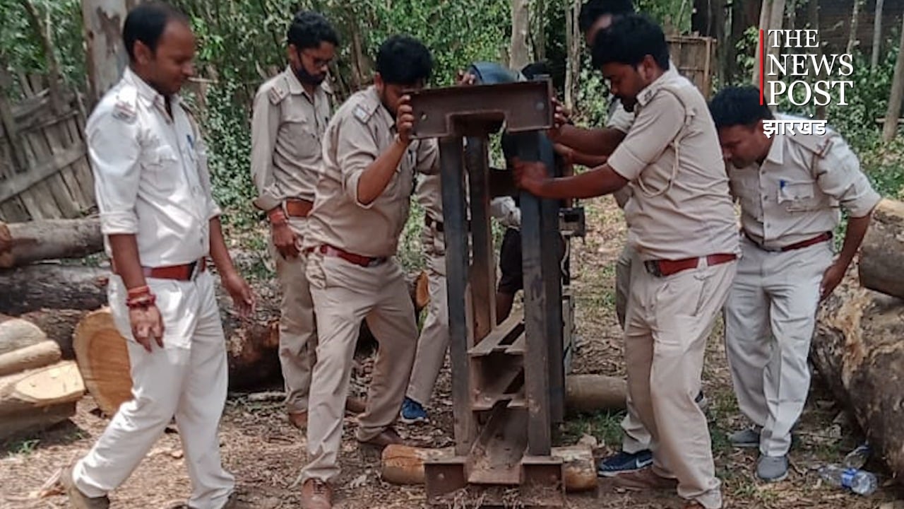 DEOGHAR: अवैध रूप से संचालित चार आरा मिल किया ध्वस्त, लाखों रुपए की लकड़ी भी जब्त
