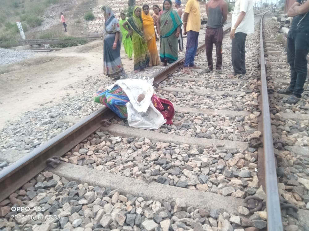 रेलवे ट्रैक पर बोरा और कंबल से बंधा मिला युवती का श'व, पुलिस कर रही जांच